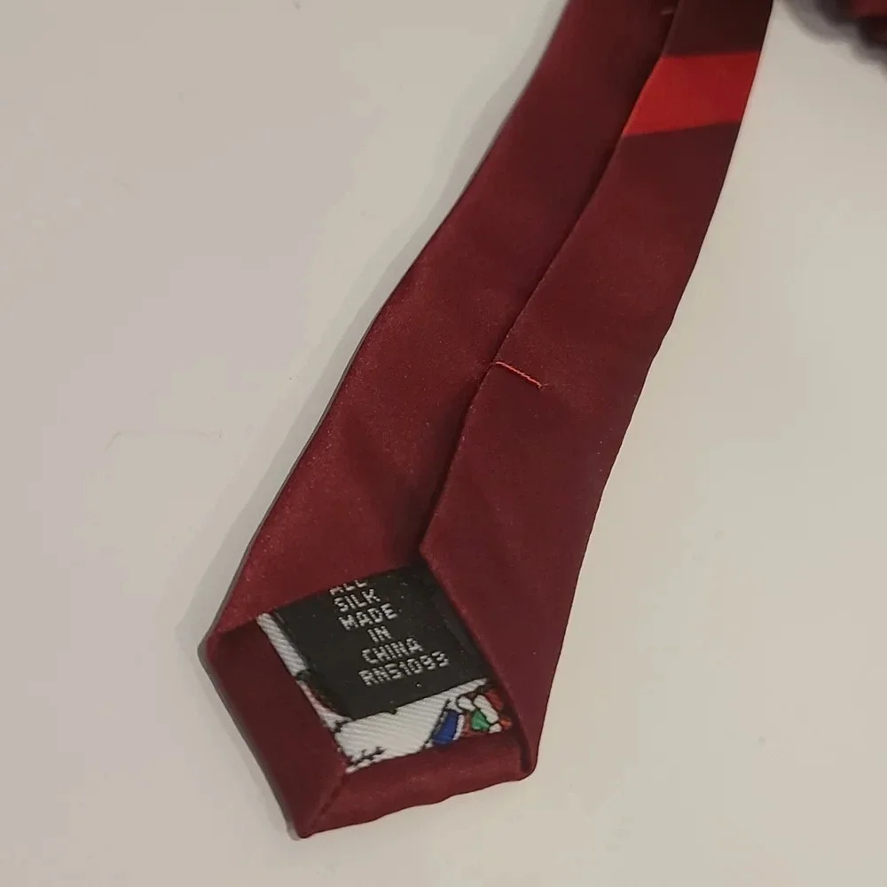 Polar Pals By MMC Hallmark Mens Tie Silk
